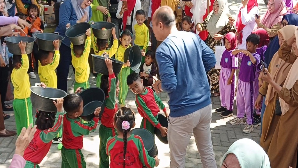 Serunya Lomba Memindahkan Bola Melalui Baskom di Gebyar Kreativitas Anak PAUD Jeneponto