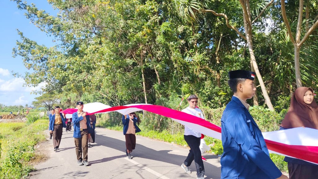 HUT RI ke-80 Tahun 2025, MTsN 1 Jeneponto Gelar Kirab Bendera Merah Putih 80 Meter