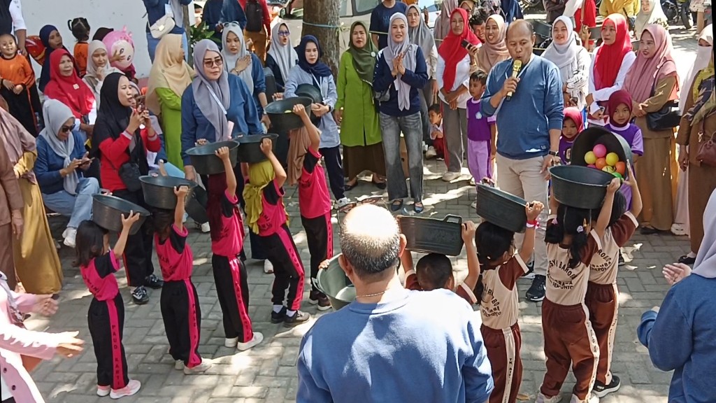 Serunya Lomba Memindahkan Bola Melalui Baskom di Gebyar Kreativitas Anak PAUD Jeneponto