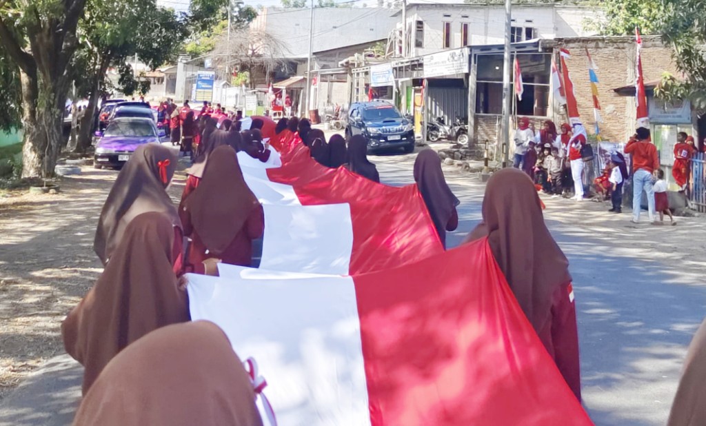 HUT RI ke-80 Tahun 2025, MTsN 1 Jeneponto Gelar Kirab Bendera Merah Putih 80 Meter