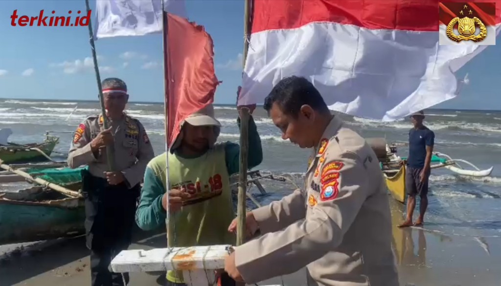 Meriahkan HUT RI Ke-80, Merah Putih Berkibar di Tengah Laut di Jeneponto