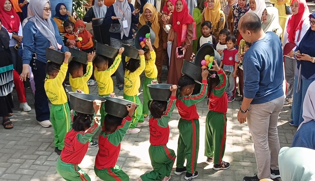Serunya Lomba Memindahkan Bola Melalui Baskom di Gebyar Kreativitas Anak PAUD Jeneponto