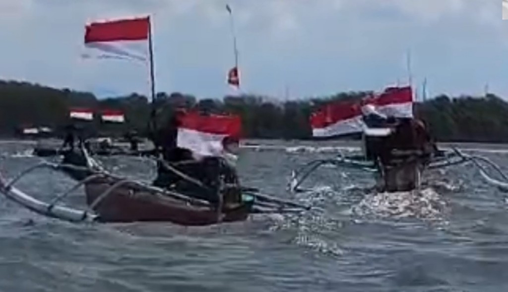 Meriahkan HUT RI Ke-80, Merah Putih Berkibar di Tengah Laut di Jeneponto