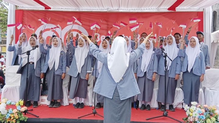 Paduan Suara Siswa SMA Negeri 1 Meriahkan Upacara HUT RI Ke-80 di Jeneponto Paduan Suara