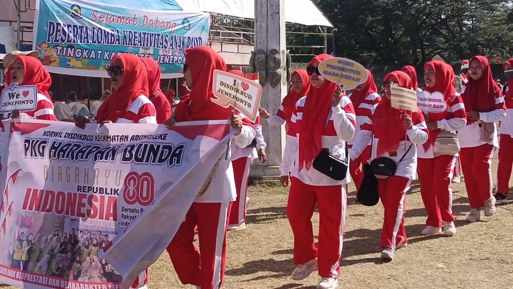 Semangat Guru Meriahkan HUT RI ke-80 Melalui Karnaval Gebyar Kreativitas Anak PAUD
