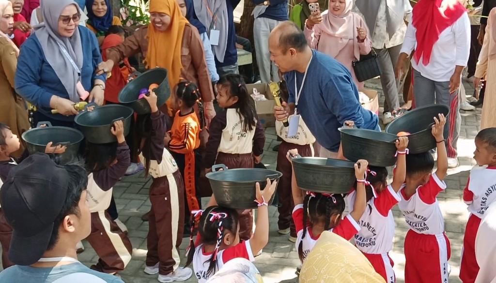 Serunya Lomba Memindahkan Bola Melalui Baskom di Gebyar Kreativitas Anak PAUD Jeneponto