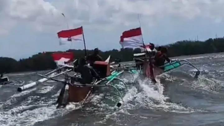 Meriahkan HUT RI Ke-80, Merah Putih Berkibar di Tengah Laut di Jeneponto Meriahkan HUT