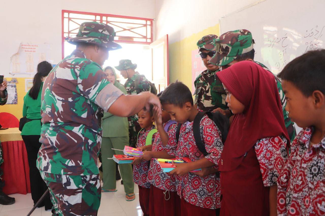 Rintangi Laut, Kodim 1425 Jeneponto Hadirkan Kebahagiaan untuk Anak Pulau