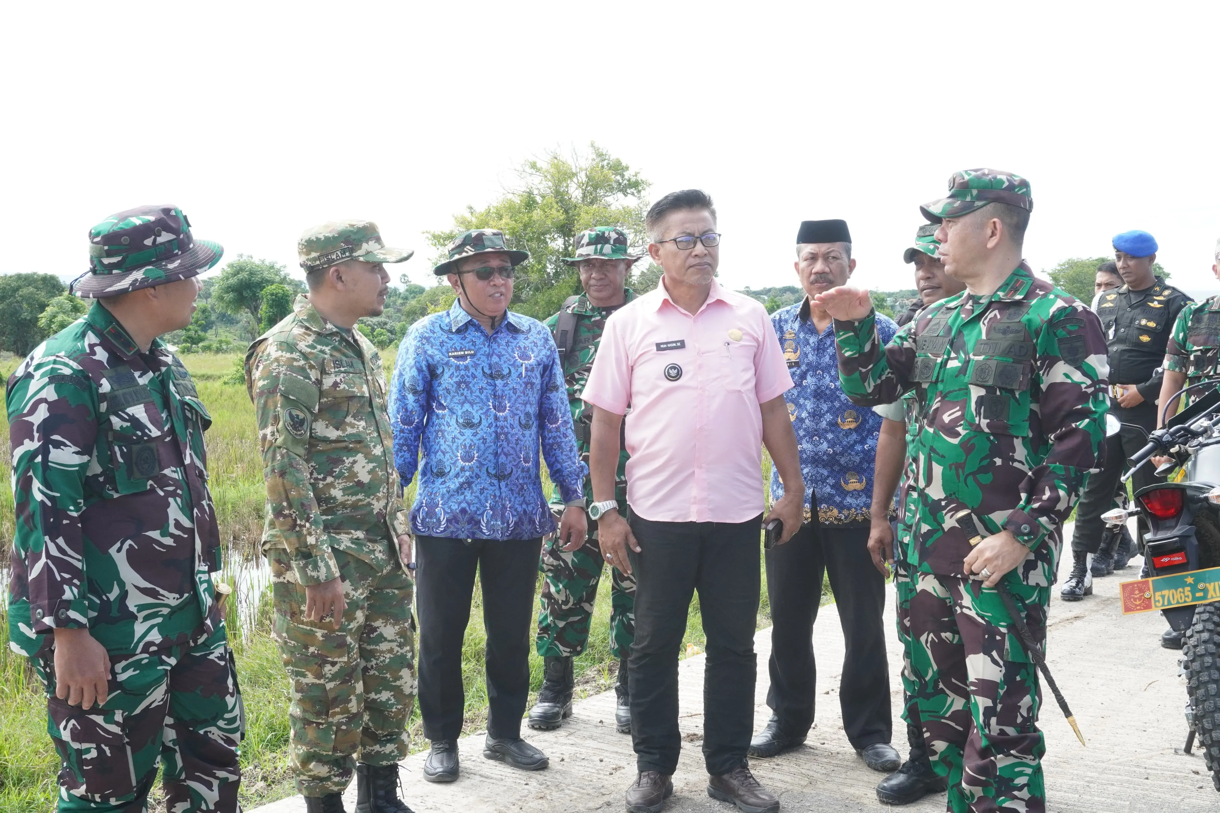 Pastikan Hasil Kerja Berkualitas, Danrem 141 Toddopuli Tinjau Langsung Pembangunan TMMD di Desa Arpal