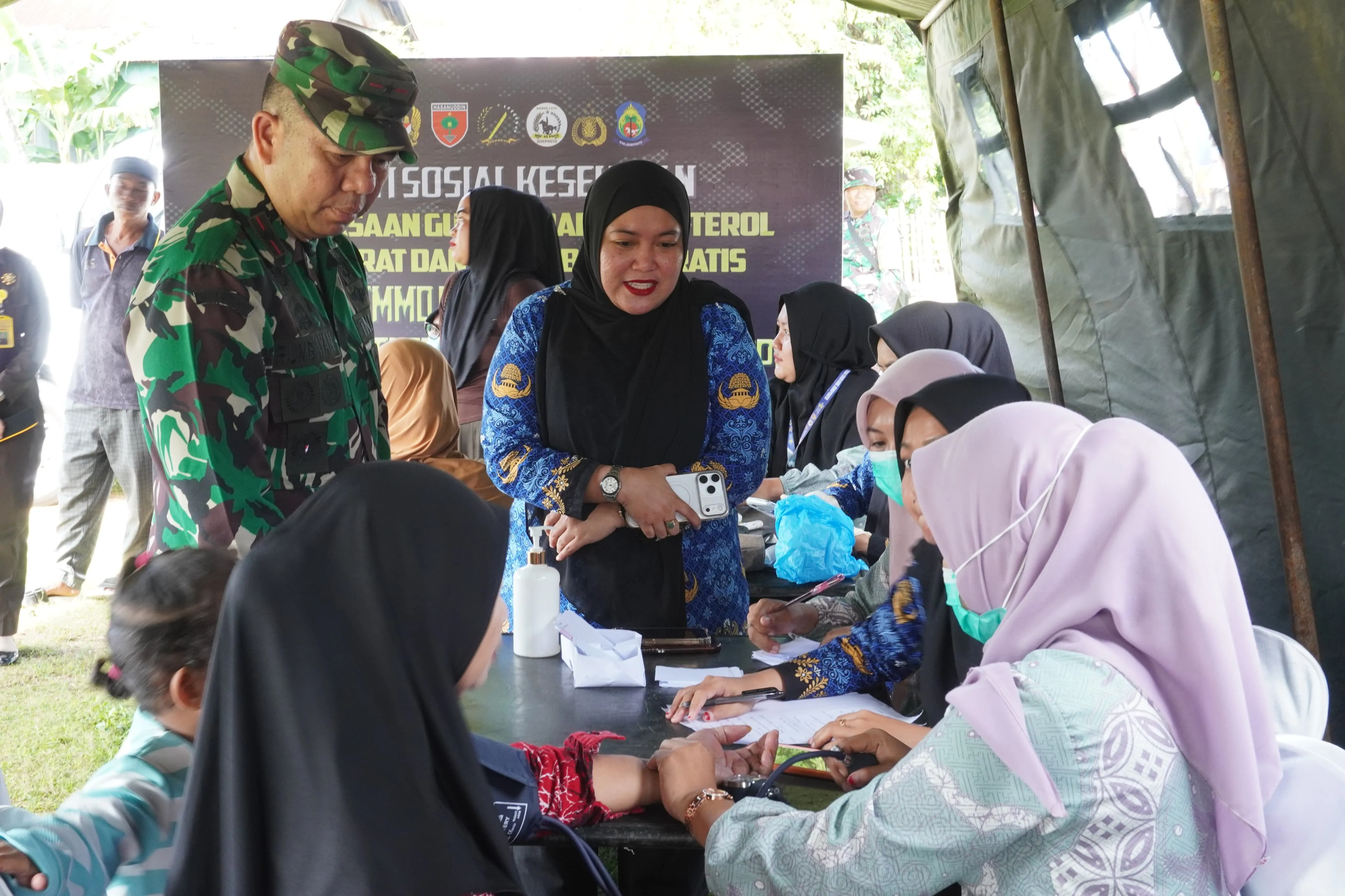 Satgas TMMD ke-128 Hadirkan Layanan Kesehatan Gratis, Danrem Ikut Periksa Bersama Warga