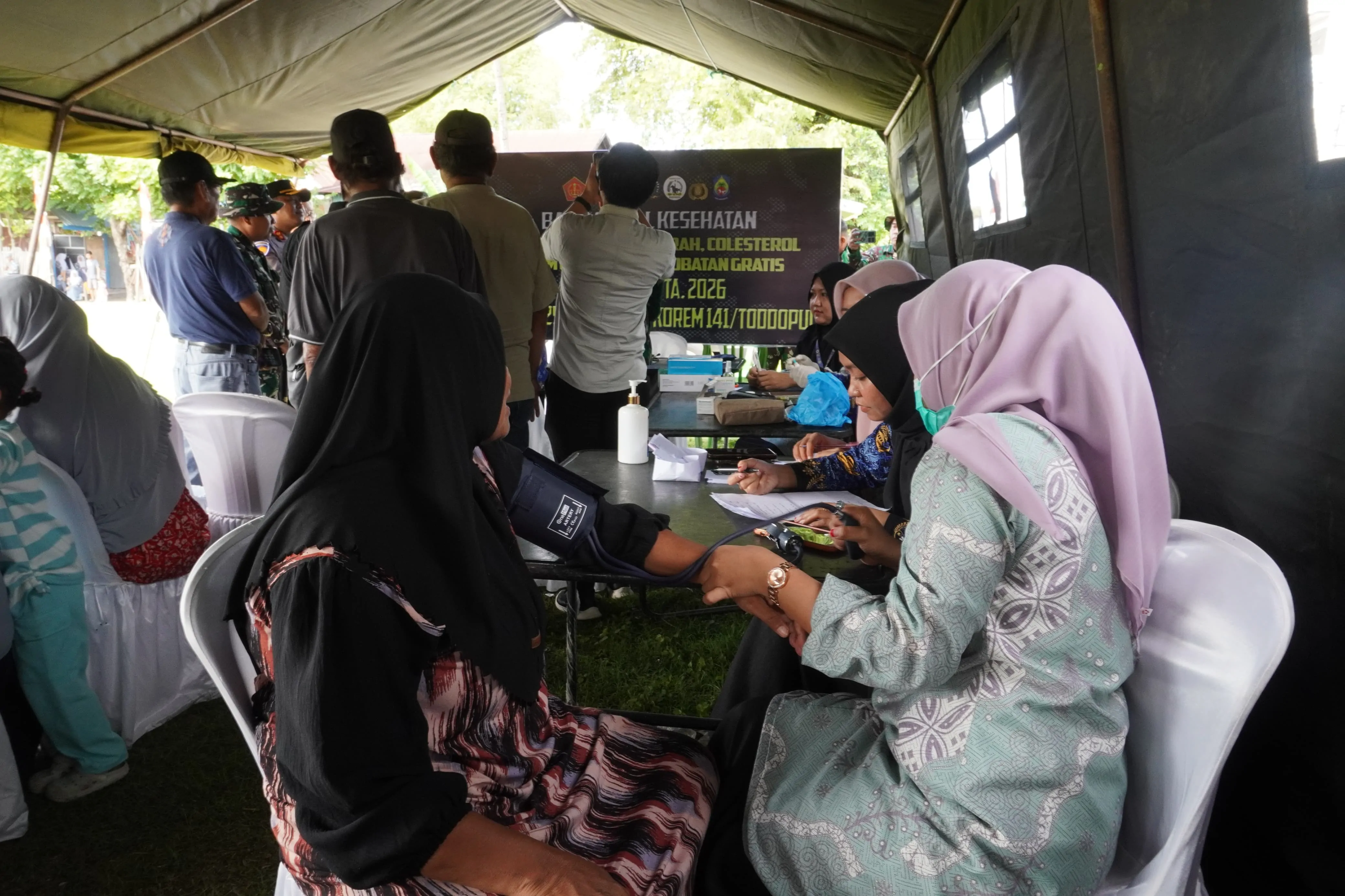 Satgas TMMD ke-128 Hadirkan Layanan Kesehatan Gratis, Danrem Ikut Periksa Bersama Warga
