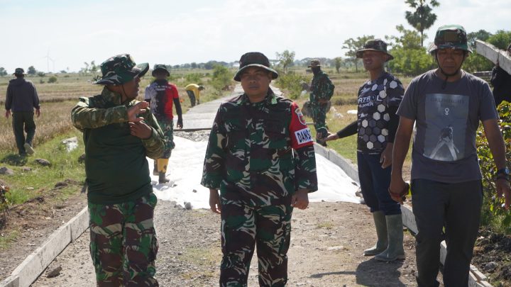 Keringat di Tanah Arpal, Bekerja Dengan Hati, Dansatgas TMMD Ke-128 Kodim Jeneponto Pastikan Pembangunan Maksimal