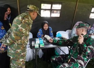 Satgas TMMD ke-128 Hadirkan Layanan Kesehatan Gratis, Danrem Ikut Periksa Bersama Warga Kesehatan Gratis