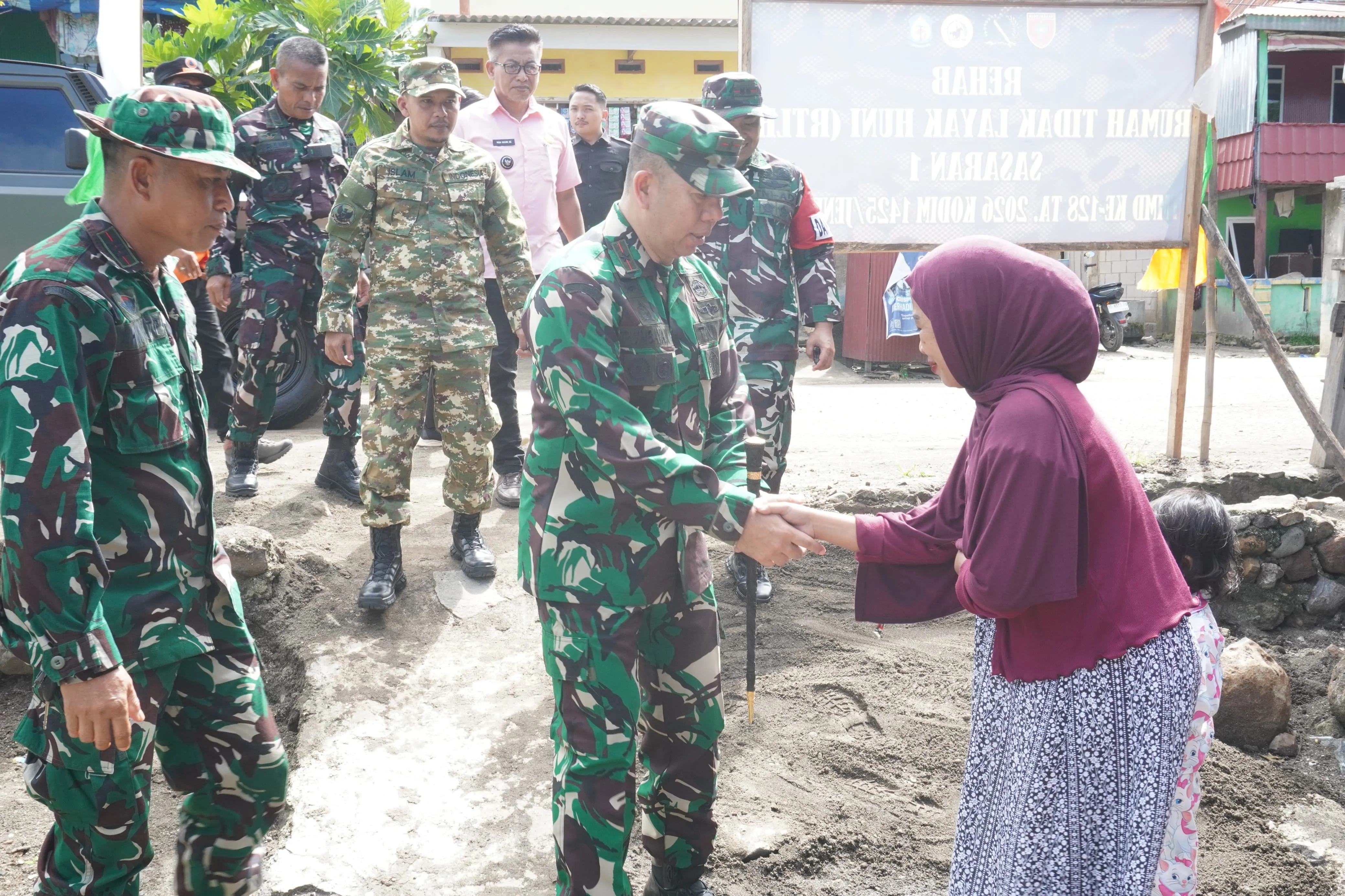 Pastikan Hasil Kerja Berkualitas, Danrem 141 Toddopuli Tinjau Langsung Pembangunan TMMD di Desa Arpal